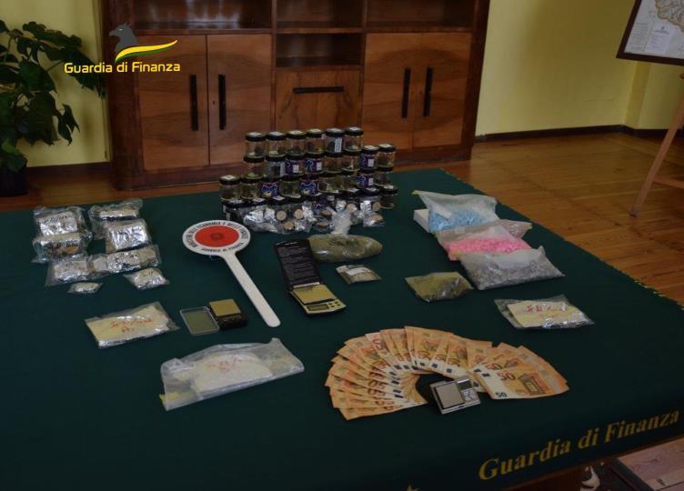 In camera nascondeva oltre 1 kg e mezzo di droga