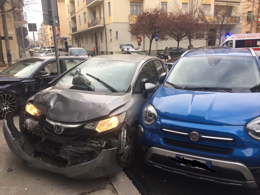 Scontro all’incrocio, auto sfonda una vetrina in via Schiaparelli