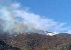 La Guida - Valle Grana, l’incendio ha ripreso sul versante di Valgrana e si sposta verso Vallera – video