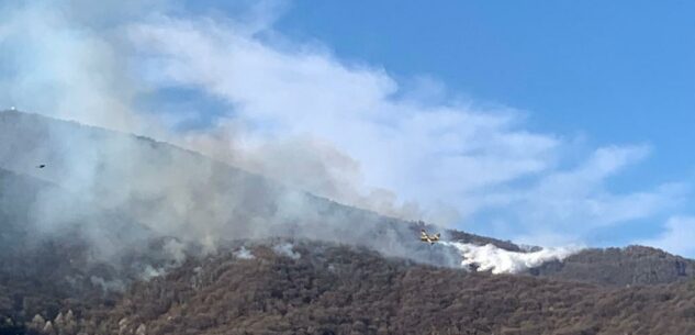 La Guida - Valle Grana, l’incendio ha ripreso sul versante di Valgrana e si sposta verso Vallera – video