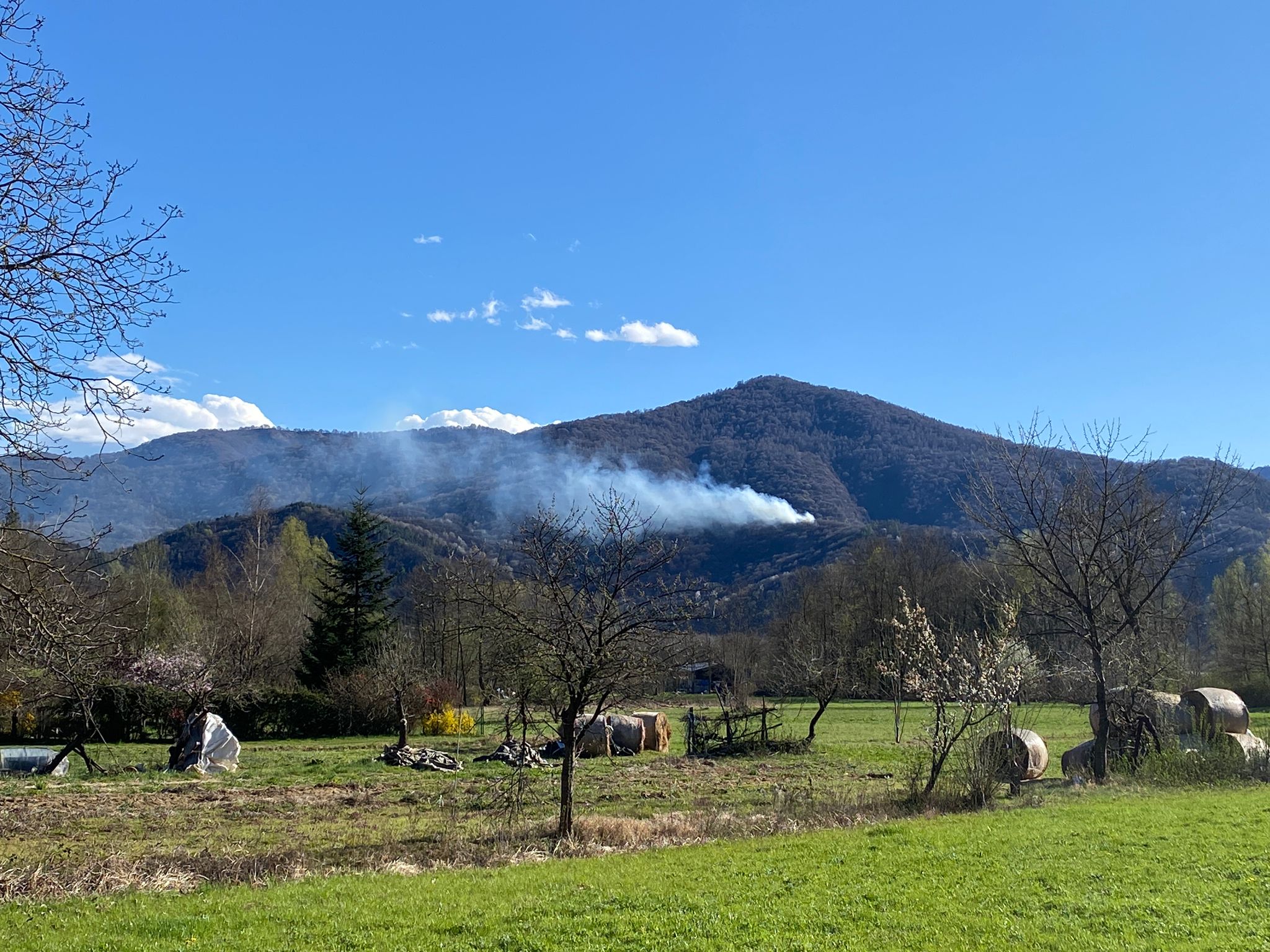 Ancora visibile l’incendio sopra Valgrana