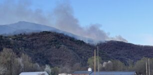 La Guida - Si lavora per arginare l’incendio sulla cresta tra Valgrana e Tetto Chiappello