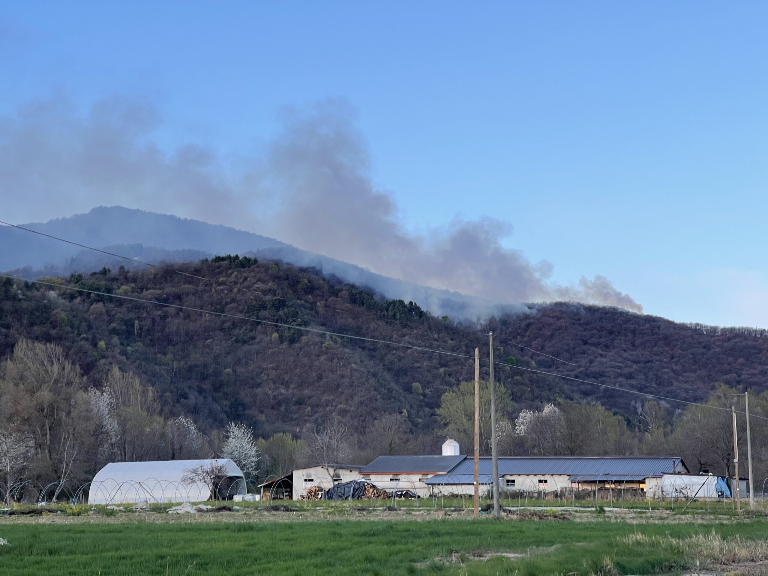 Si lavora per arginare l’incendio sulla cresta tra Valgrana e Tetto Chiappello