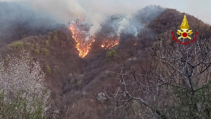 Incendio nei boschi tra Isasca e Brondello