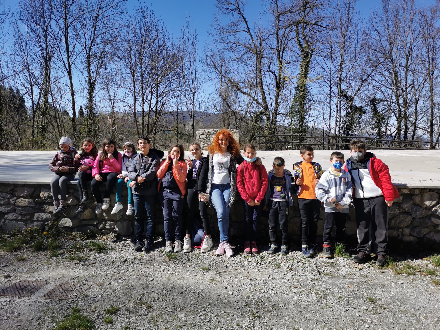 Tredici bambini al corso di fotografia organizzato al Santuario di Monserrato