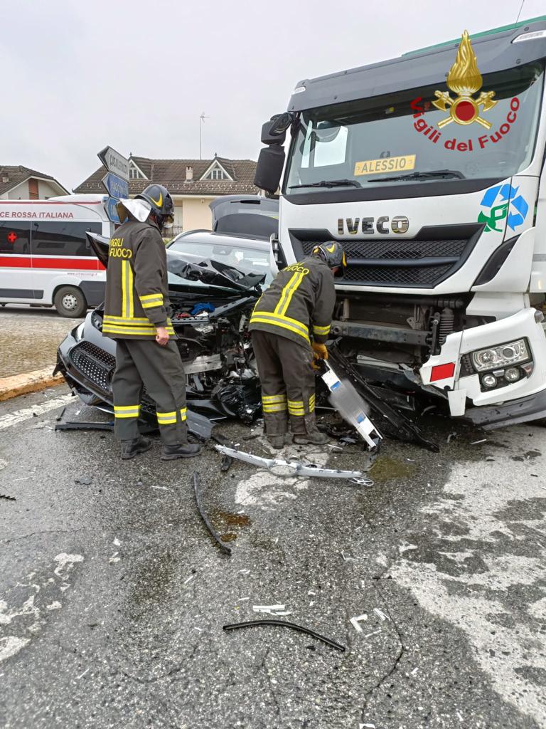Auto contro camion a Casalgrasso