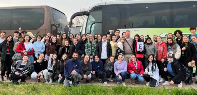 La Guida - Giovani studenti in visita ai campi di sterminio di Mauthausen e Gusen