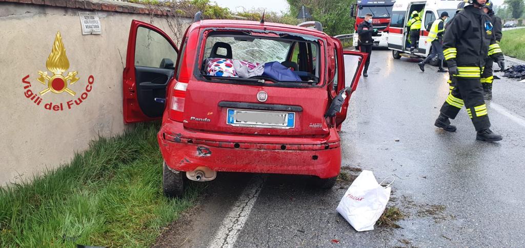 Scontro frontale tra due auto a Pollenzo, due persone ferite