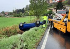 La Guida - Auto fuori strada a Fossano, intervento in corso