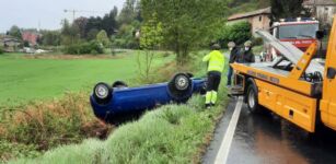 La Guida - Auto fuori strada a Fossano, intervento in corso