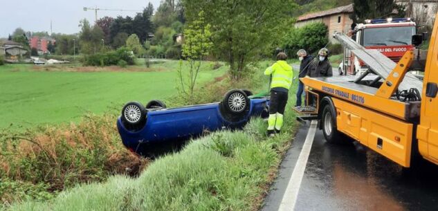 La Guida - Auto fuori strada a Fossano, intervento in corso