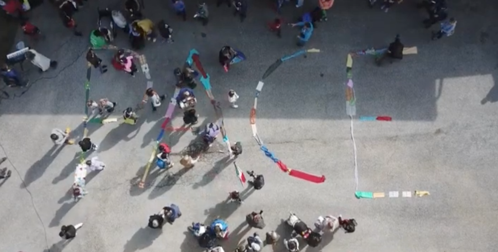 “Cammino della libertà” e scritta “pace” a Cervasca (video)