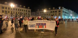 Con la fiaccolata Cuneo ha celebrato la libertà e la pace (video) La Guida - Con la fiaccolata Cuneo ha celebrato la libertà e la pace (video)