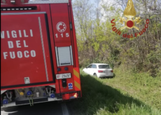 La Guida - Esce con l’auto fuori strada a Mondovì, illeso