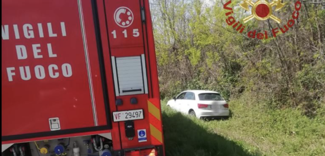 La Guida - Esce con l’auto fuori strada a Mondovì, illeso