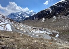 La Guida - Pochissima neve sulla strada che conduce al Colle dell’Agnello