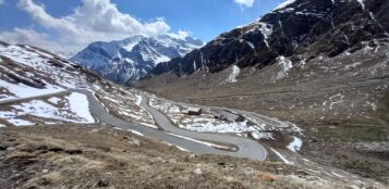 La Guida - Pochissima neve sulla strada che conduce al Colle dell’Agnello