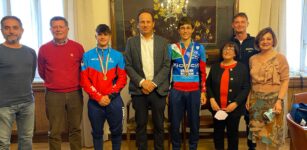 La Guida - Carollo e Giordano, campioni di biathlon, premiati in municipio a Borgo