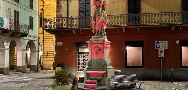 La Guida - La fontana delle Tre Grazie di Caraglio illuminata di rosso