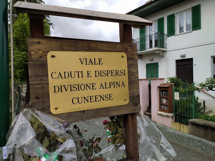 A Paesana una bacheca ricorda i caduti e i dispersi della Divisione Alpina Cuneense