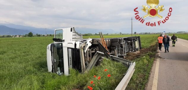 La Guida - Autotreno fuori strada sulla Pinerolo-Saluzzo, conducente illeso