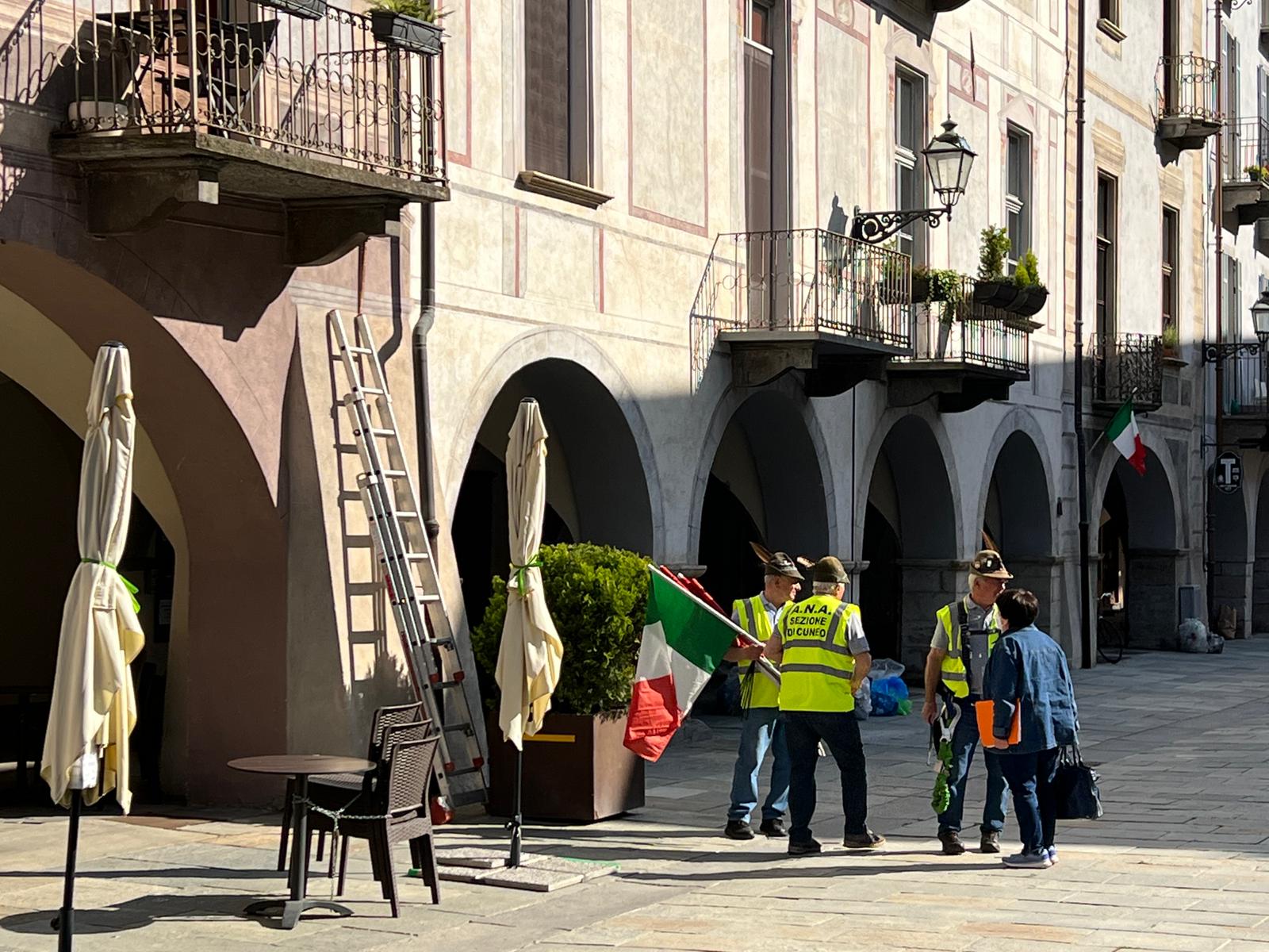 Cuneo, bandiere sui palazzi aspettando i Bersaglieri