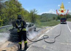 La Guida - Un’auto ibrida in fiamme sulla strada per Montezemolo