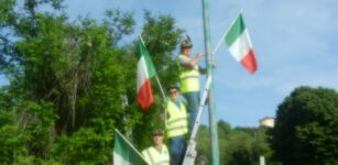 Alpini di Spinetta-Oltregesso addobbano Cuneo con le bandierine tricolore La Guida - Alpini di Spinetta-Oltregesso addobbano Cuneo con le bandierine tricolore