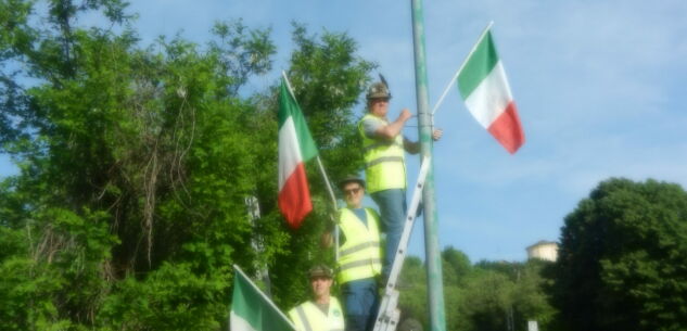 La Guida - Alpini di Spinetta-Oltregesso addobbano Cuneo con le bandierine tricolore