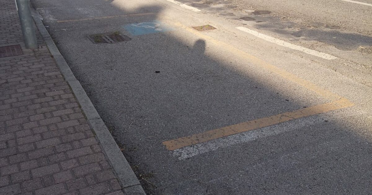 Per la strada piena di buche, una richiesta: fate passare il ...