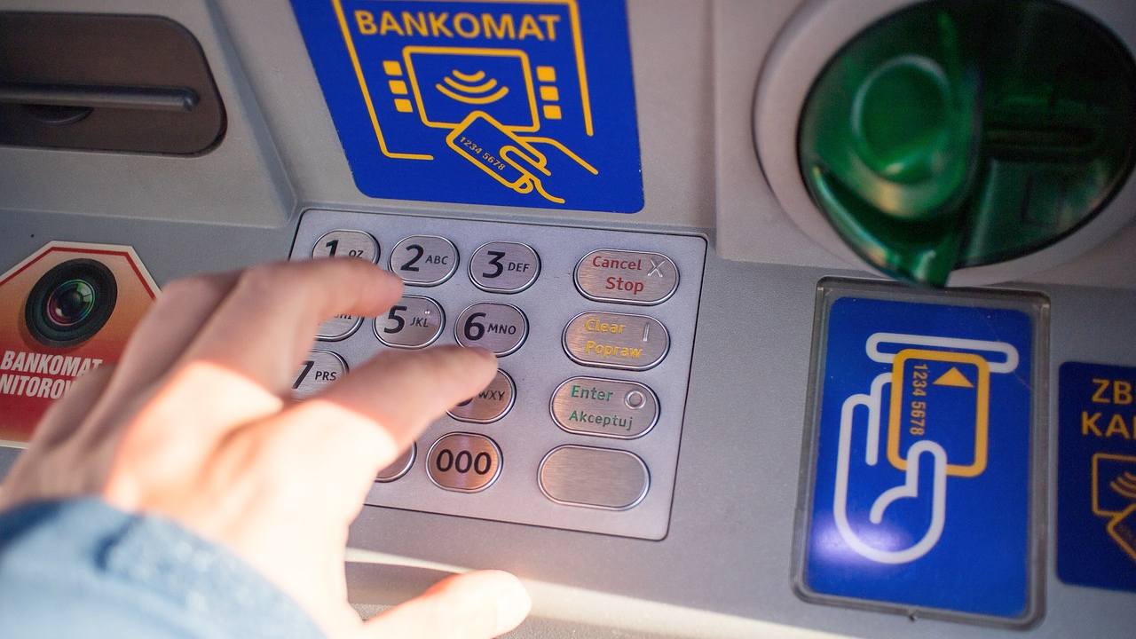 Truffa su cameretta messa in vendita on line, tre a processo
