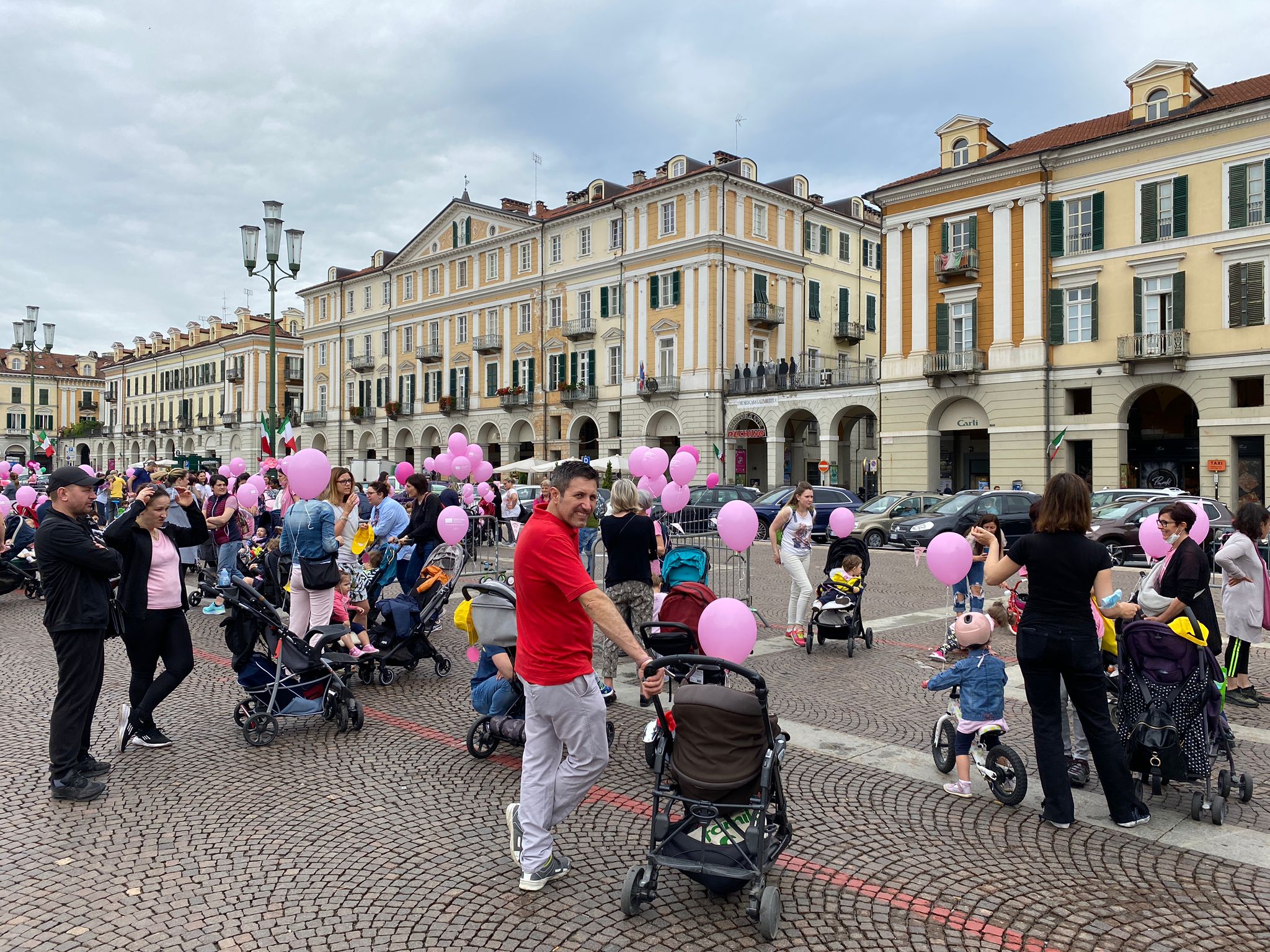 “Girino Rosa” in piazza Galimberti