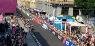 Démare vince sul traguardo di Cuneo in corso Nizza La Guida - Démare vince sul traguardo di Cuneo in corso Nizza