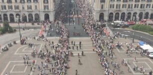 La Guida - Una folla festosa assiste alla sfilata dei Bersaglieri (video)