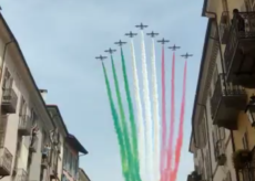 La Guida - Le frecce tricolori nel cielo di Cuneo (video)