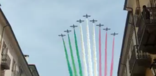 La Guida - Le frecce tricolori nel cielo di Cuneo (video)