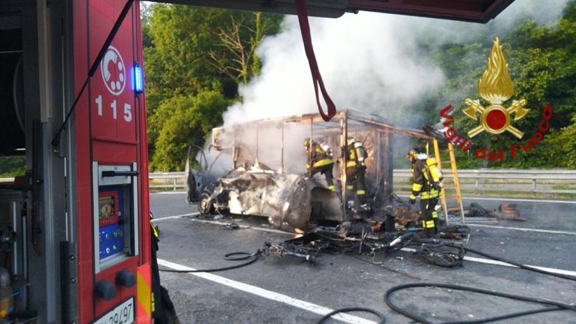 Furgone in fiamme sulla Torino-Savona