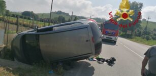 Auto si ribalta in una bialera a Barolo La Guida - Auto si ribalta in una bialera a Barolo