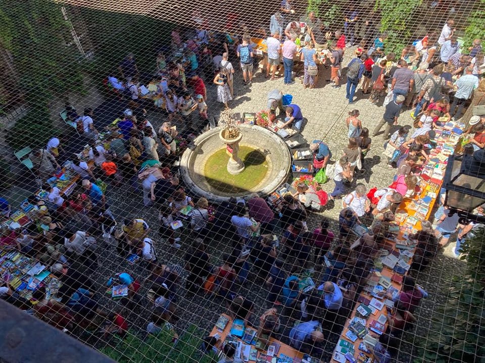 Ultimo giorno per il mercatino dei libri “dismessi” nel cortile della Biblioteca