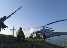La Guida - Posata con l’elicottero la nuova croce su Curbiera di Castello a Pontechianale (video)
