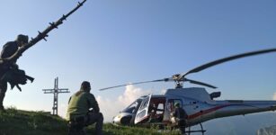 La Guida - Posata con l’elicottero la nuova croce su Curbiera di Castello a Pontechianale (video)