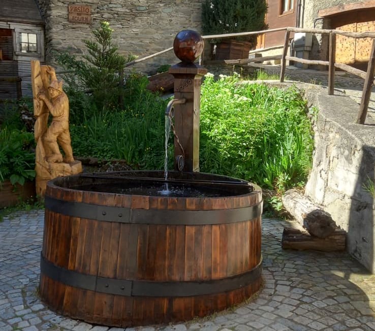 Sono state sistemate alcune fontane di legno di Pontechianale