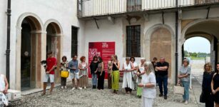 Al Filatoio “Tutti i nomi di d’io”, lenzuoli ricamati da tutto il mondo La Guida - Al Filatoio “Tutti i nomi di d’io”, lenzuoli ricamati da tutto il mondo
