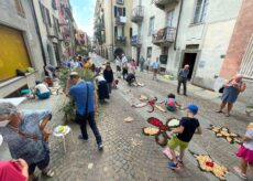 La Guida - Aspettando l’Illuminata in contrada Mondovì si creano opere con i fiori