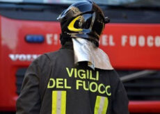 La Guida - Cade con la moto in una scarpata, si salva aggrappandosi a un albero