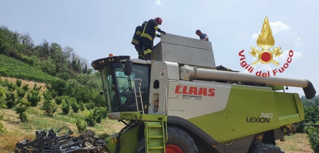 La Guida - Mietitrebbia a fuoco a Baldissero d’Alba