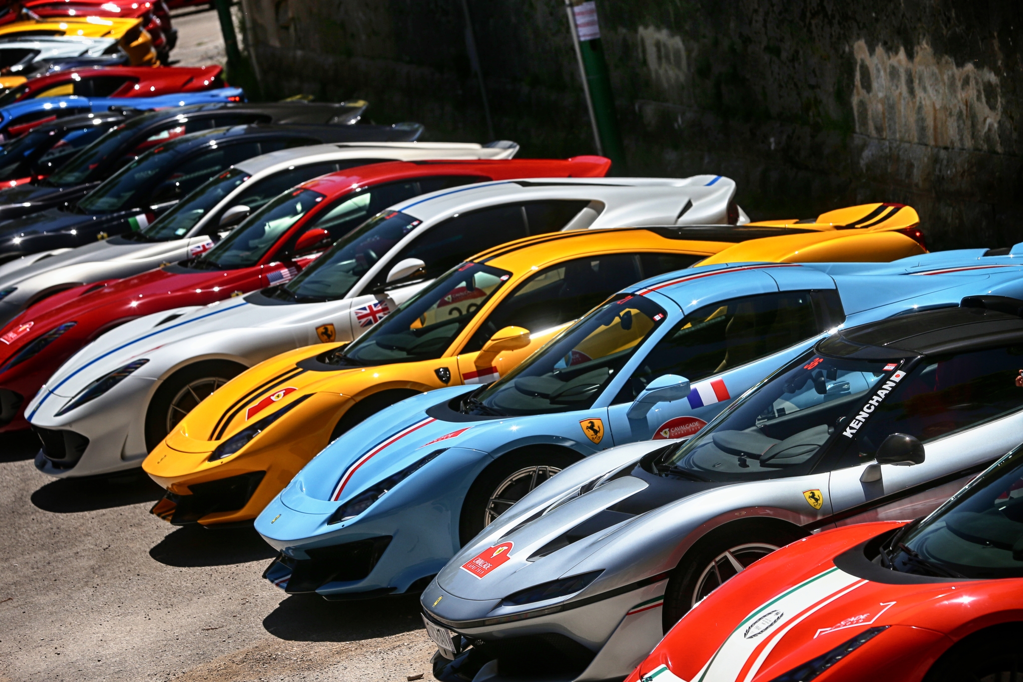 Decine di Ferrari sono pronte a colorare il centro di Cuneo