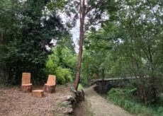 La Guida - Nuovi segnali, tavoli e panchine di legno sui sentieri di Frassino