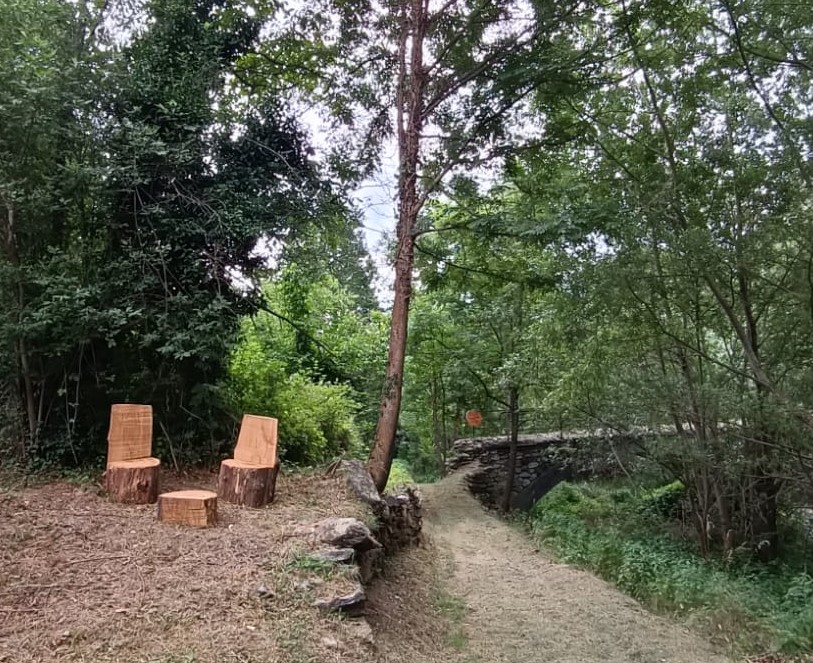 Nuovi segnali, tavoli e panchine di legno sui sentieri di Frassino