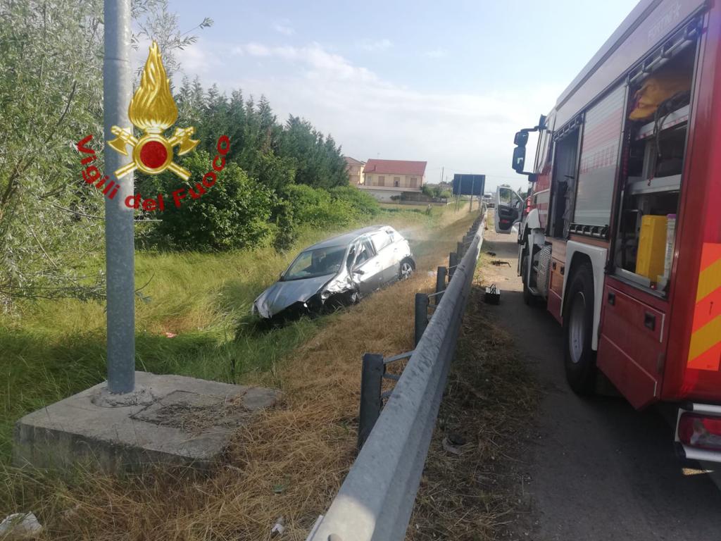 Auto fruori strada a Cervere